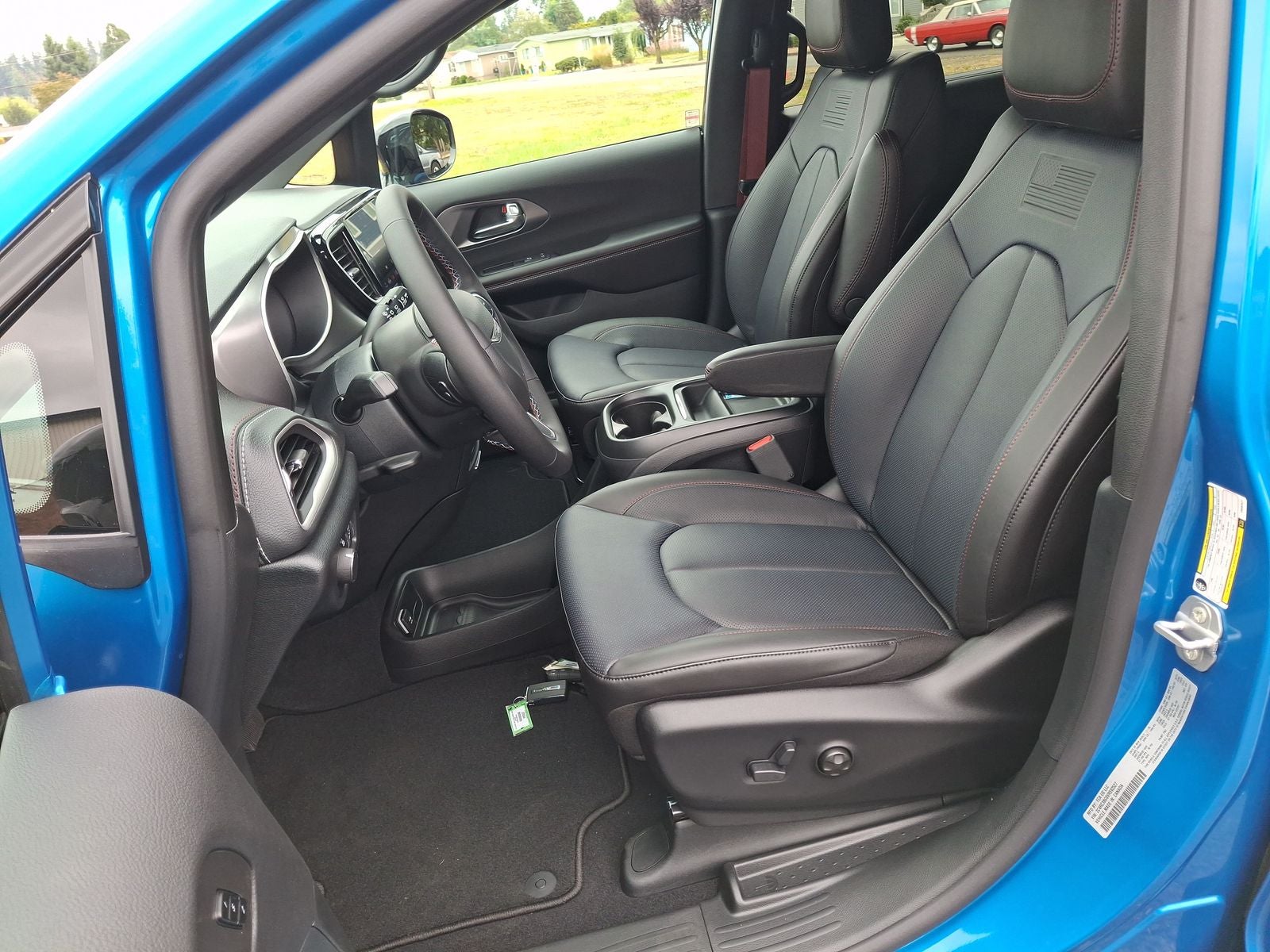 2027 Chrysler Pacifica Select