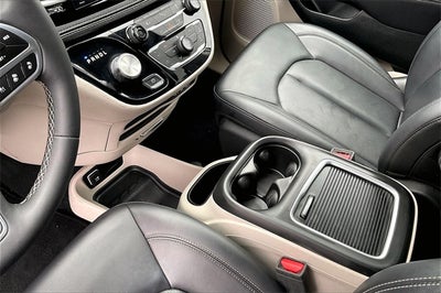 2024 Chrysler Pacifica Hybrid Select