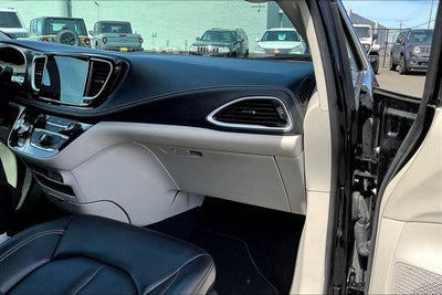 2024 Chrysler Pacifica Hybrid Select