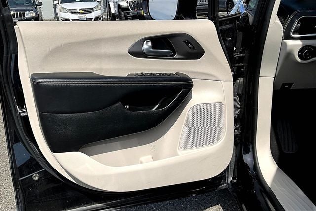 2024 Chrysler Pacifica Hybrid Select