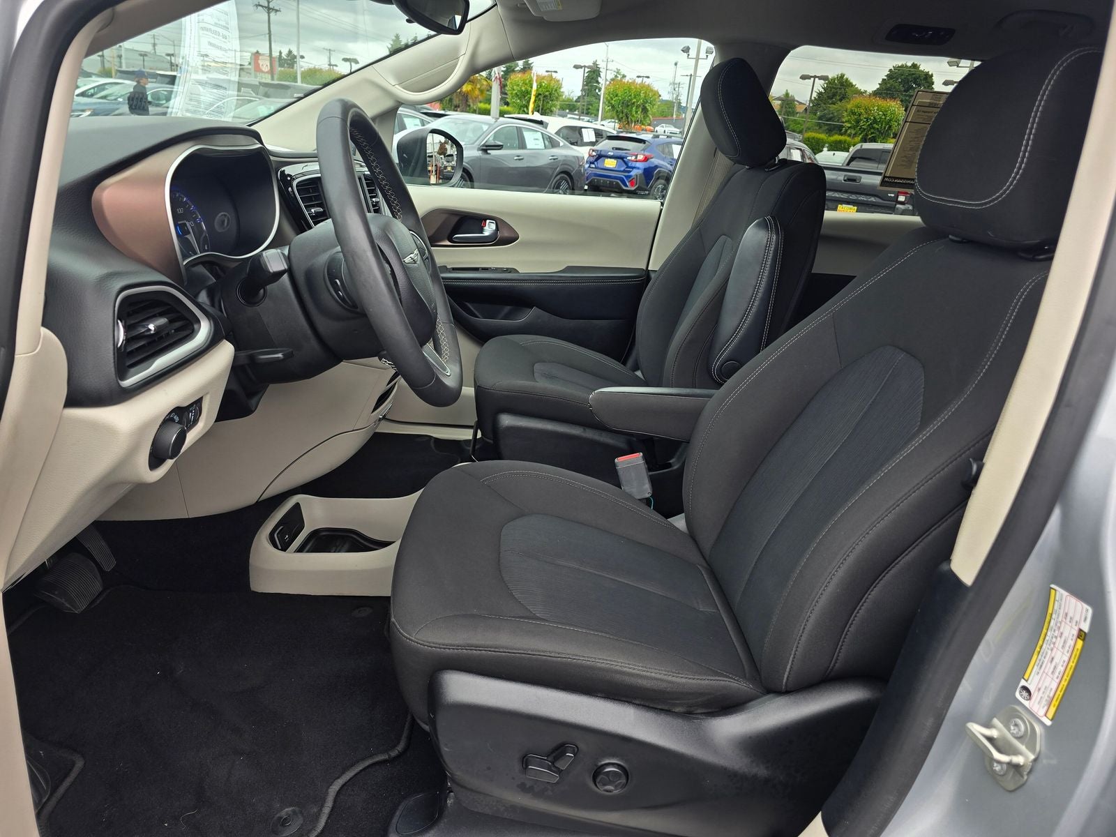 2023 Chrysler Voyager LX