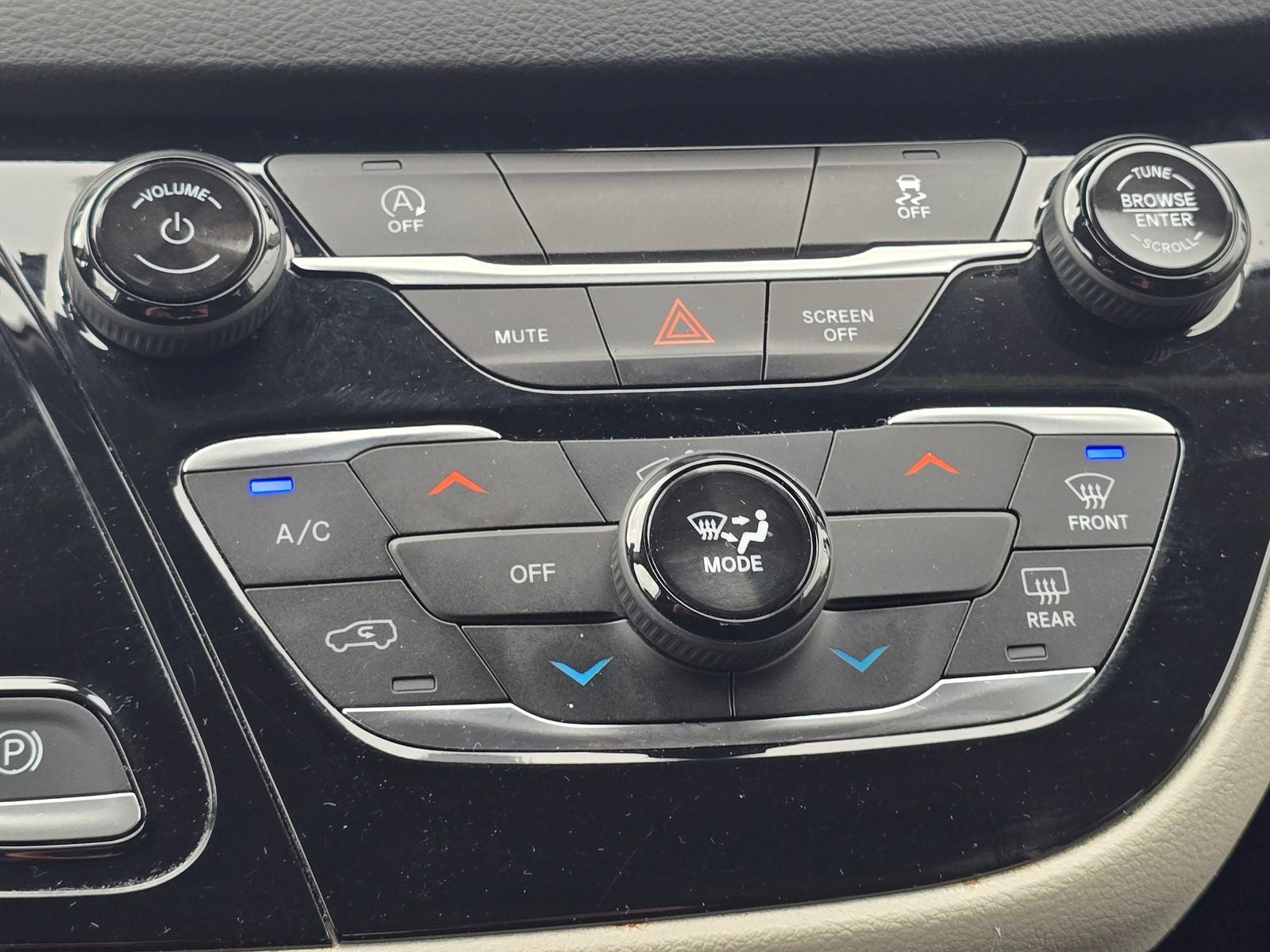 2023 Chrysler Voyager LX