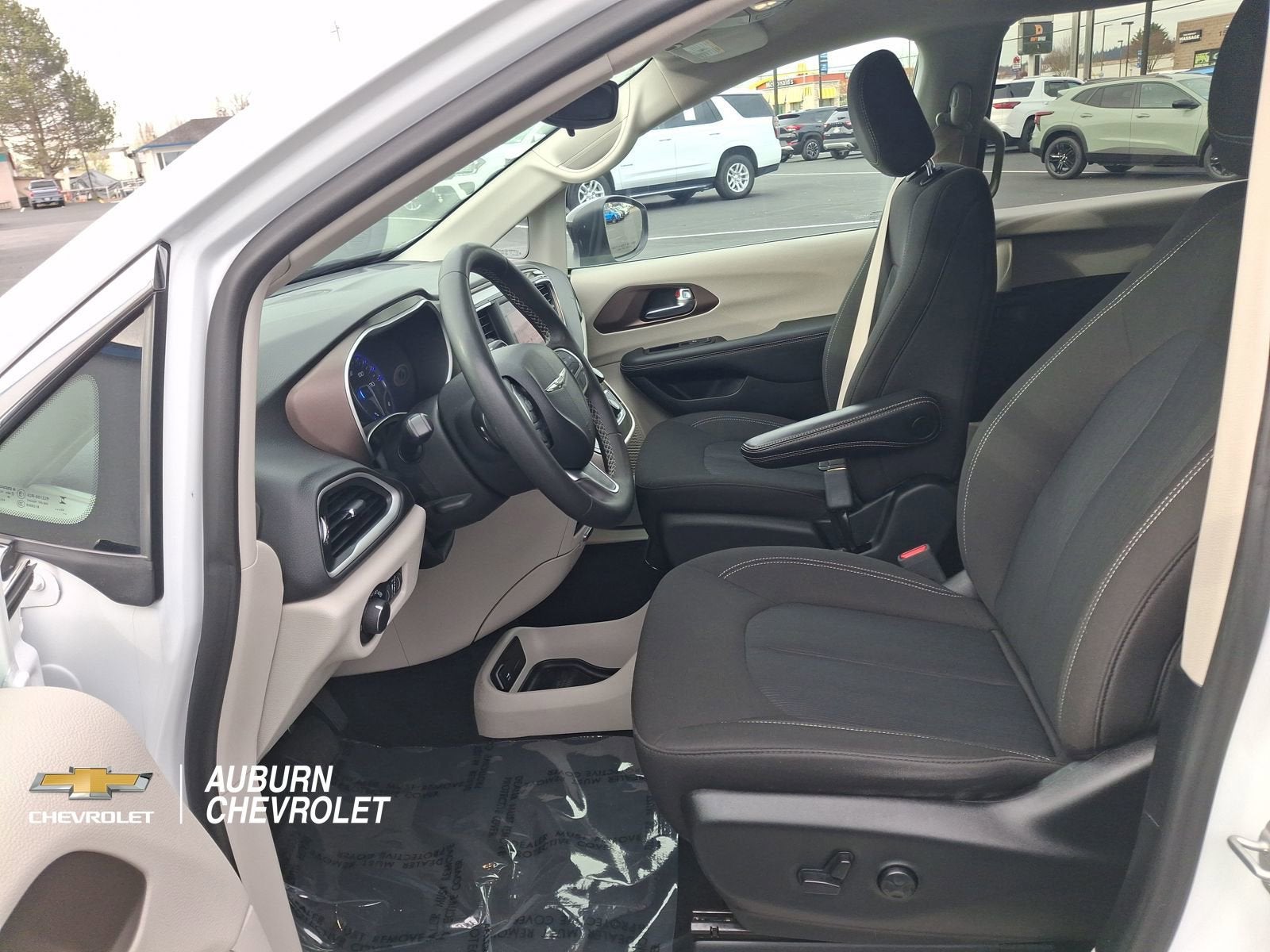 2024 Chrysler Voyager LX