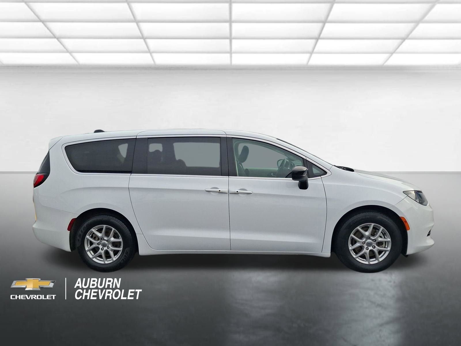 2024 Chrysler Voyager LX