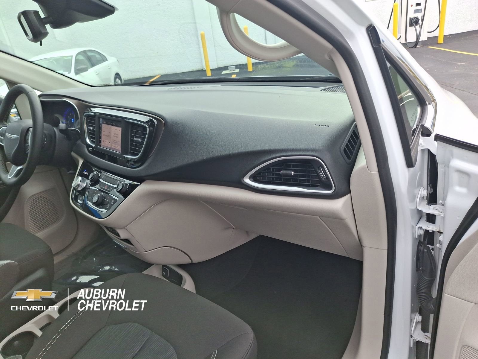 2024 Chrysler Voyager LX